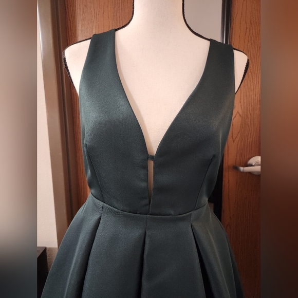 Exquisite Emerald Green Dress - Picture 3 of 7